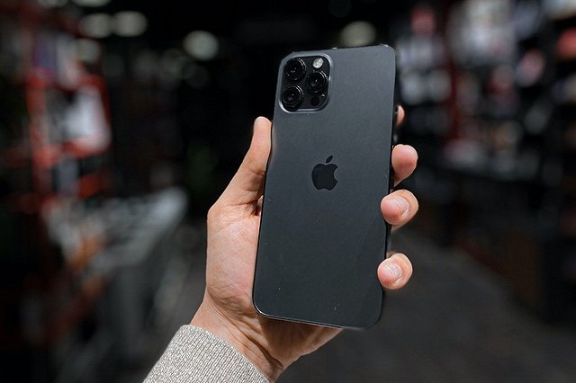 Екатеринбуржец заказал дорогущий iPhone на популярном маркетплейсе, но получил мыло