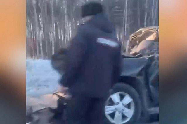 На трассе под Екатеринбургом Land Cruiser влетел под самосвал. Водитель погиб