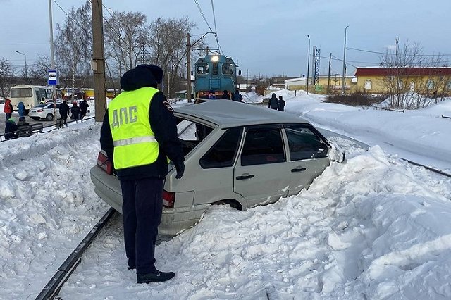 В Нижнем Тагиле девушка за рулём легковушки врезалась в поезд