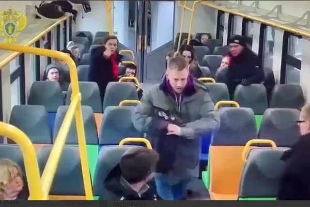 Пассажир избил пожилую женщину в подмосковной электричке за просьбу убрать ноги (ВИДЕО)