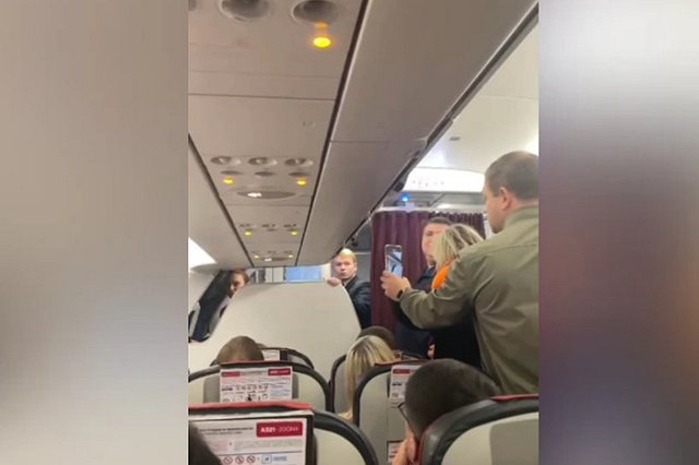 Задержали на 8 часов. Пассажирам самолёта «Уральских авиалиний» стало плохо от запаха газа в салоне