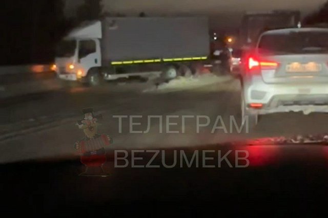 На ЕКАД образовалась километровая пробка из-за аварии с грузовиком