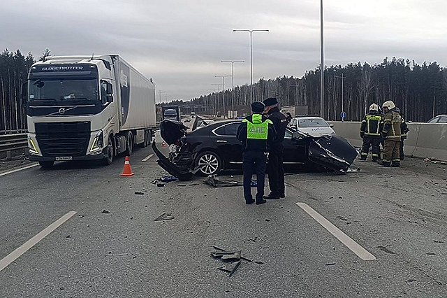 Водитель Lexus погиб на ЕКАД, врезавшись в отбойник