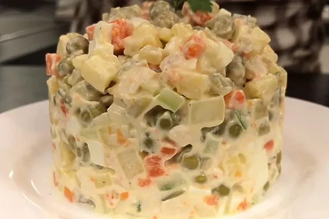 Свердловчанам порекомендовали уничтожить опасные новогодние салаты