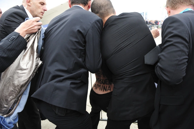 Femen разделись против «ИГ» в центре Парижа