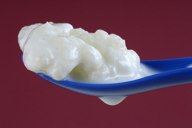 Россияне пьют молоко с известью и гипсом, а вместо сметаны едят кефир