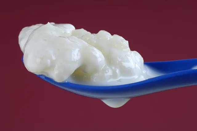 Россияне пьют молоко с известью и гипсом, а вместо сметаны едят кефир