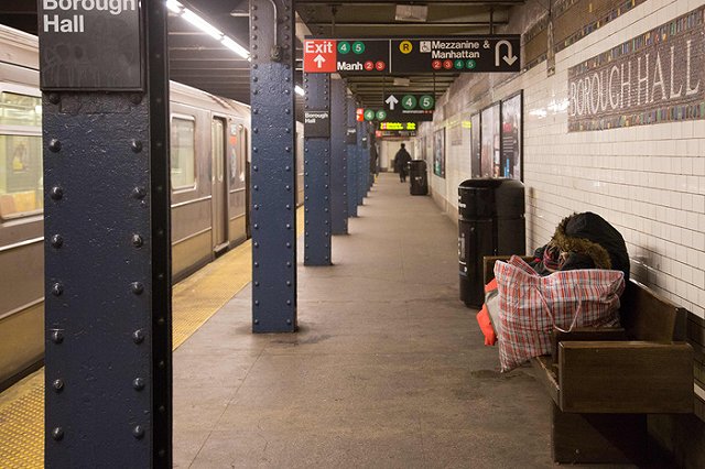 На Урале бомжи поселились в брошенной квартире и затопили соседей нечистотами