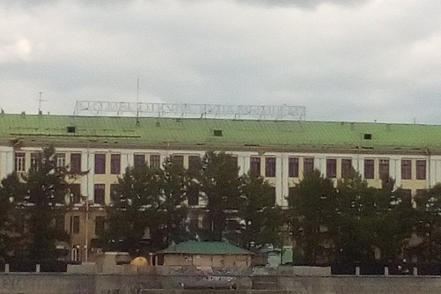 С крыши Приборостроительного завода исчезла инсталляция Тимофея Ради