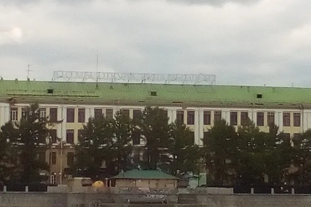 С крыши Приборостроительного завода исчезла инсталляция Тимофея Ради