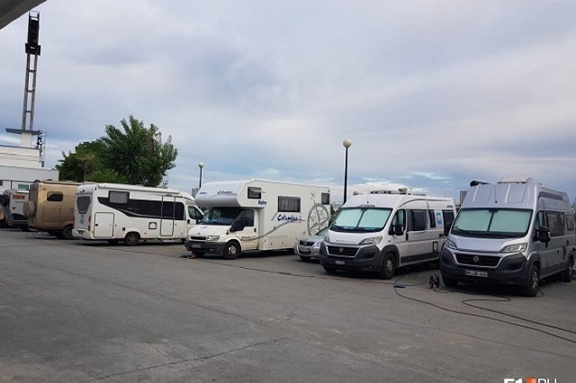 В Екатеринбурге у ДИВСа остановились 20 автодомов с путешественниками