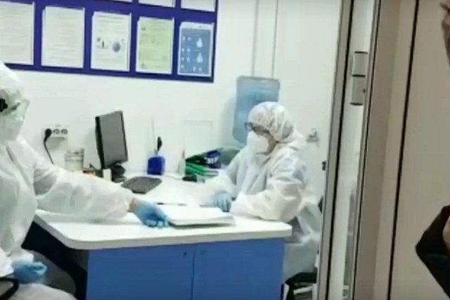 «Домой умирать не повезу»: фельдшер с криком добивалась госпитализации 90-летней женщины