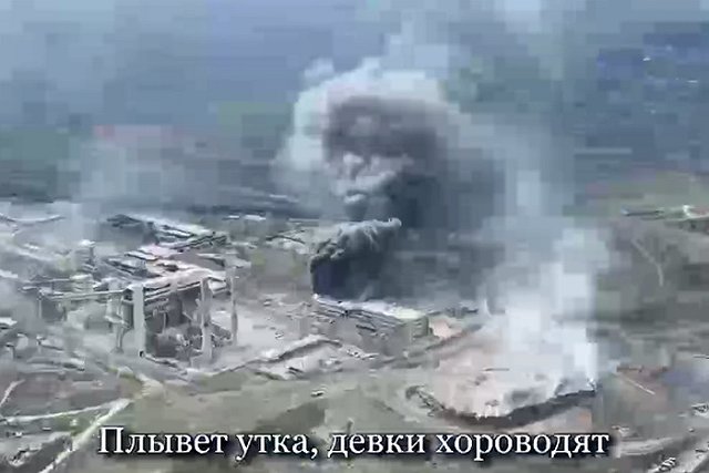 Театральный режиссер назвала «закладкой» раскручиваемую на ТВ песню про «Азов» *