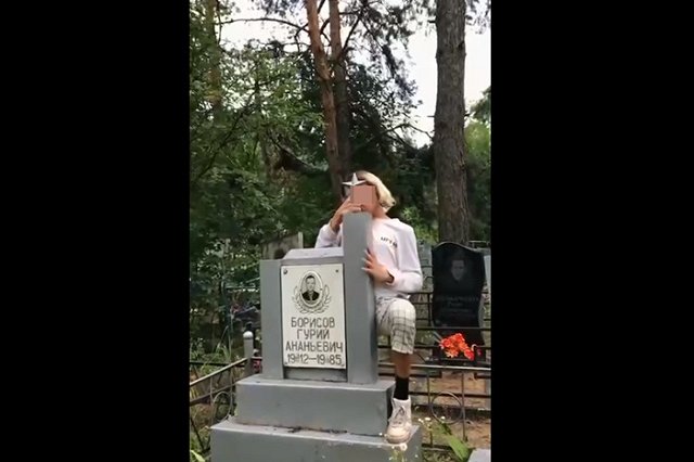 Подросток-трансгендер осквернил могилы на кладбище