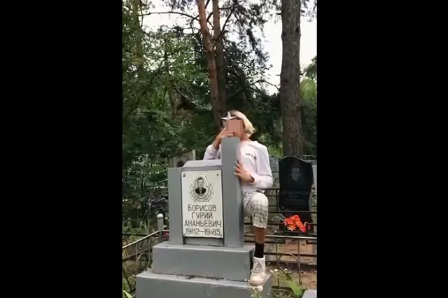 Подросток-трансгендер осквернил могилы на кладбище