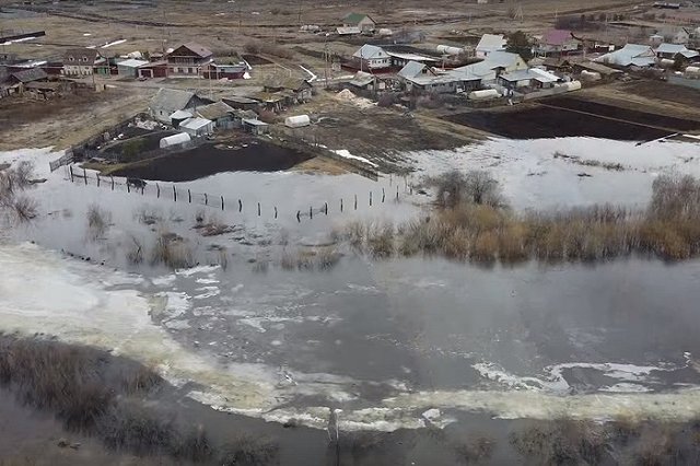 В Свердловской области вышла из берегов река