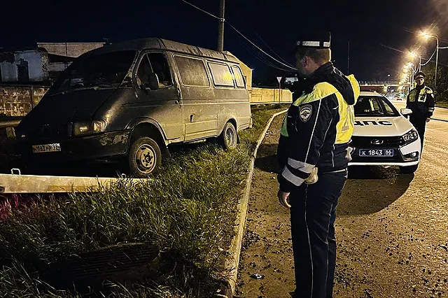 В Нижнем Тагиле полицейские заметили на газоне подозрительный фургон с горящими фарами. Водитель был мёртв — фото