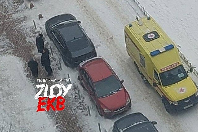 «Накрыли черным мешком». В Екатеринбурге во Втузгородке человек выпал из окна