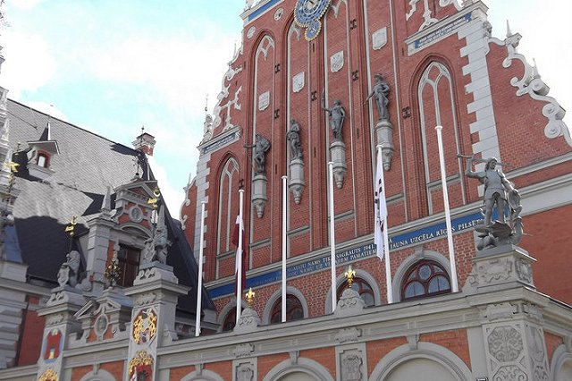 Депутат из Латвии устроил скандал на борту из-за объявления на русском