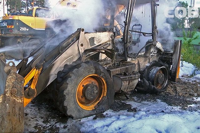 На ВИЗе сгорела строительная техника
