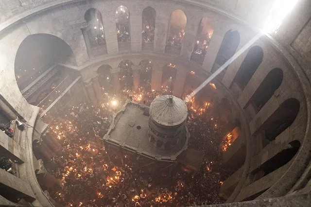 В храме Гроба Господня сошел Благодатный огонь