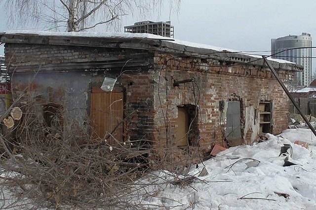 Общественники пытаются сохранить старинное здание на стройплощадке ледовой арены