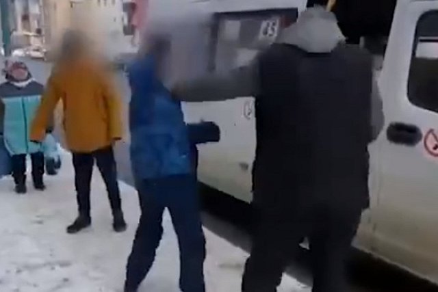 Водитель маршрутки выволок подростка из салона за ногу