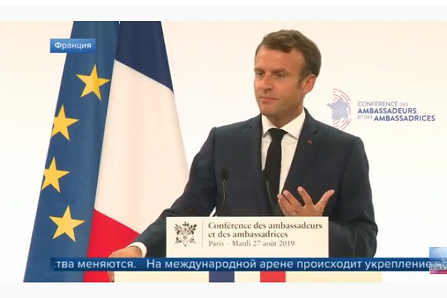 Макрон написал твит на русском языке