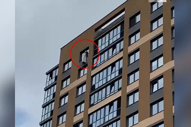 В Екатеринбурге ребенок вышел на карниз 17-го этажа, чтобы спастись от огня