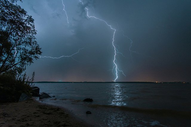 Завтра Свердловскую область накроют сильный ветер и грозы