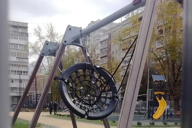 На Уралмаше в новой школе 6-класснику разбило голову качелью