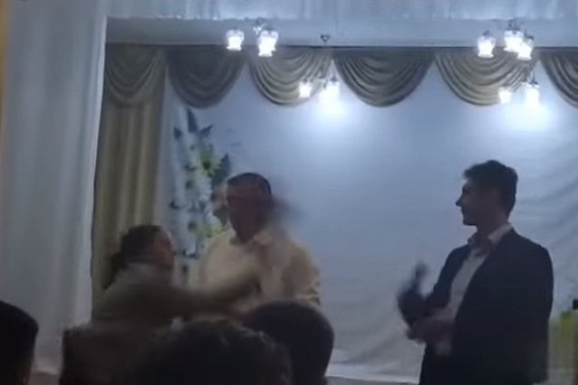 Жительнице Углегорска, которая бросила в мэра ботинок, выделили квартиру