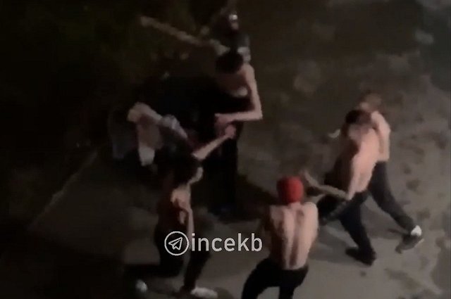 Екатеринбурженка пожаловалась на парней, которые танцевали голыми ночью около её дома