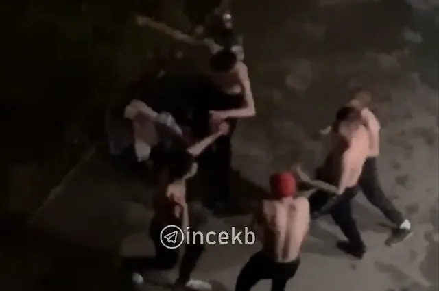 Екатеринбурженка пожаловалась на парней, которые танцевали голыми ночью около её дома