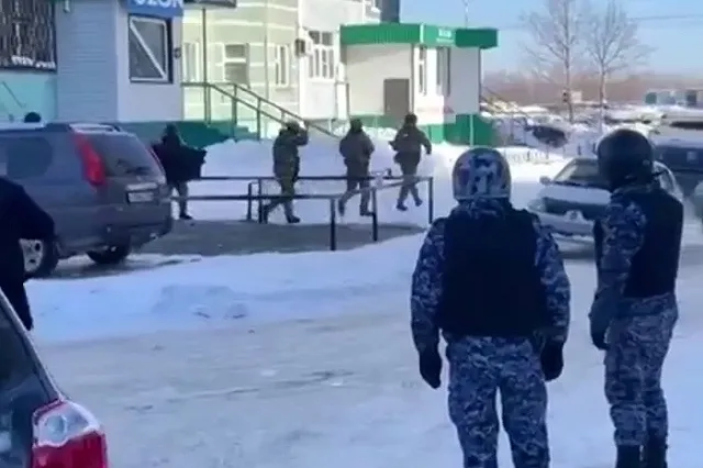 Взял в заложники 3-летнего сына: в Нижневартовске мужчина устроил стрельбу из окна многоэтажки