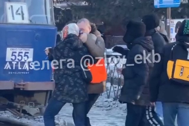 У Монтажного колледжа подростки устроили драку с водителем трамвая