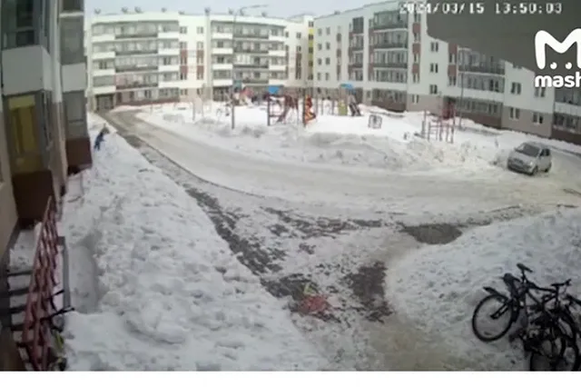 Глыба льда упала в Екатеринбурге на трехлетнего ребенка (ВИДЕО)