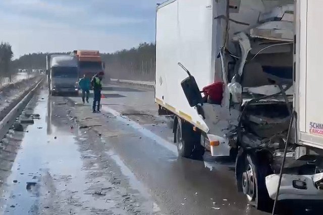 На ЕКАД столкнулись два грузовика. Одного из водителей пришлось вырезать из кабины