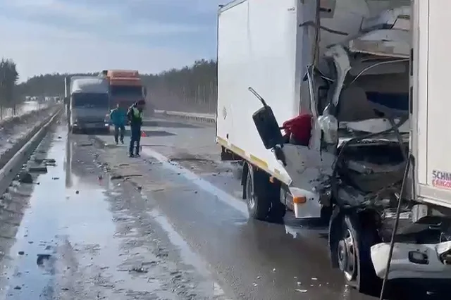 На ЕКАД столкнулись два грузовика. Одного из водителей пришлось вырезать из кабины