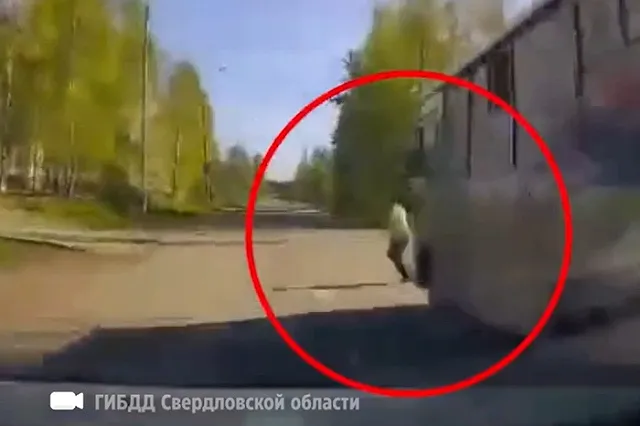 В Свердловской области 10-летний мальчик выбежал на дорогу из-за автобуса и угодил под колёса — видео