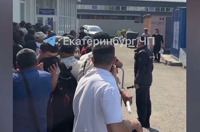 У нового миграционного центра Екатеринбурге неизвестные распылили перцовый баллончик в толпу