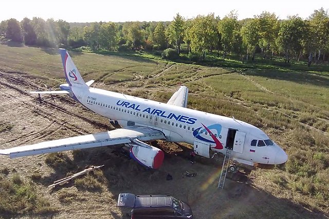 Пилот «Уральских авиалиний», посадивший самолет в поле, прокомментировал информацию о работе курьером
