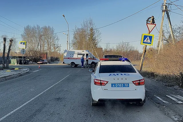Водитель самосвала в Нижнем Тагиле задавил на пешеходном переходе женщину, не заметив ее (ВИДЕО)