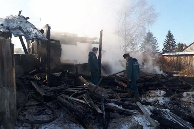 Специалисты МЧС устанавливают причину трагического пожара в Туринском городском
