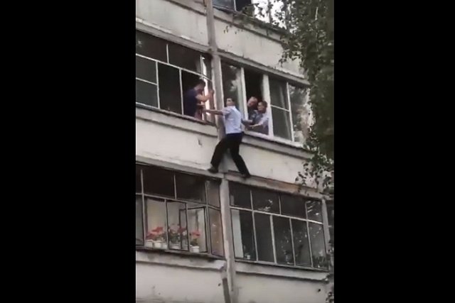 В Саранске полицейские спасли младенца, вывешенного отцом из окна
