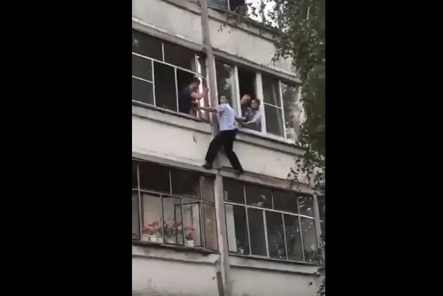 В Саранске полицейские спасли младенца, вывешенного отцом из окна