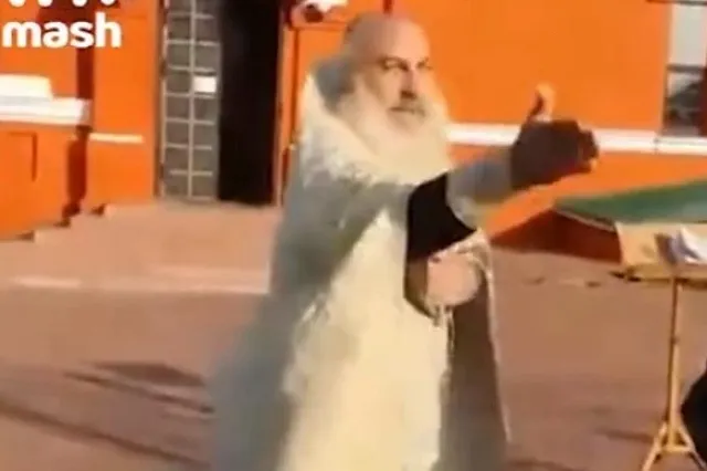 «Настоящие чмошники!»: пьяный священник оскорбил пришедших на церемонию похорон