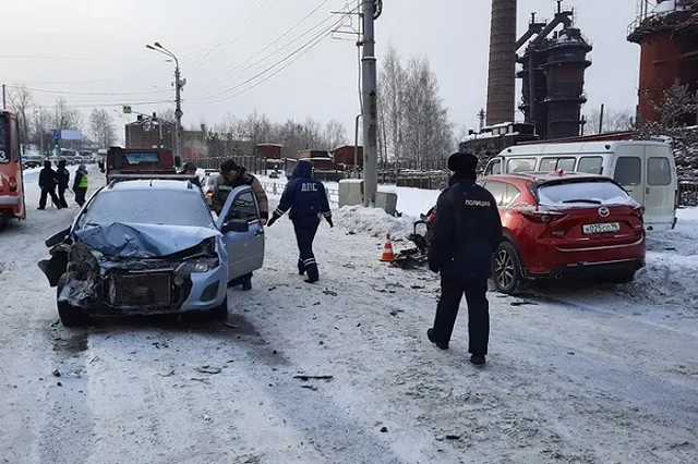 В Нижнем Тагиле маршрутка вылетела на встречную полосу и снесла несколько машин