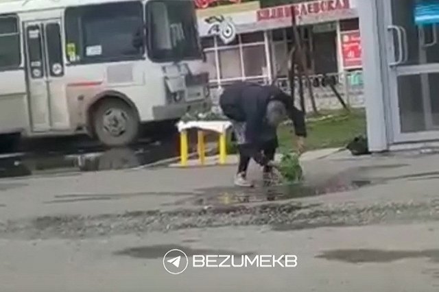 На Сортировке продавщица помыла зелень прямо в луже