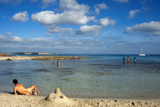 В Германии на крючок рыбака попался нудист